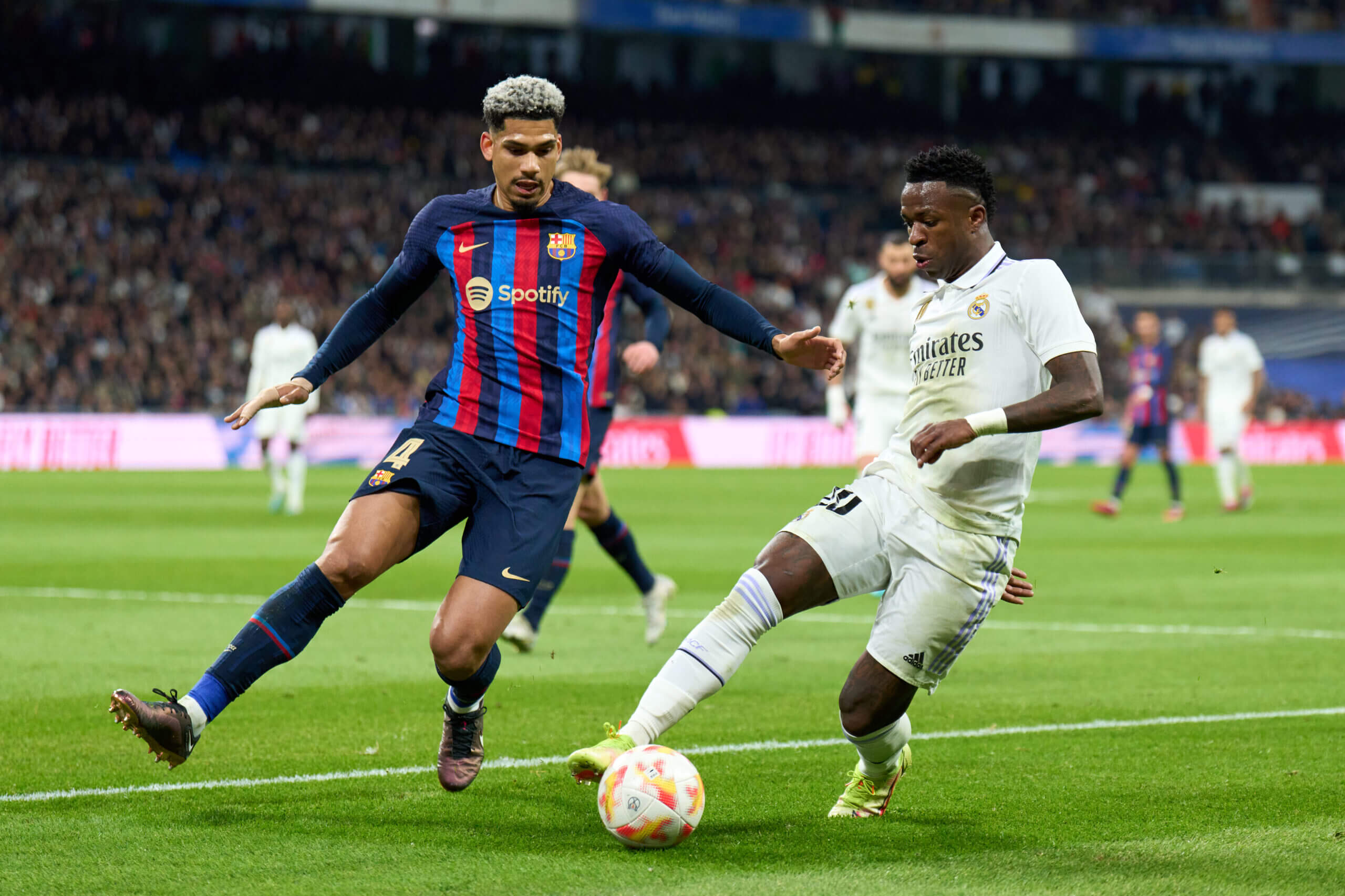 Araujo vs Vinícius